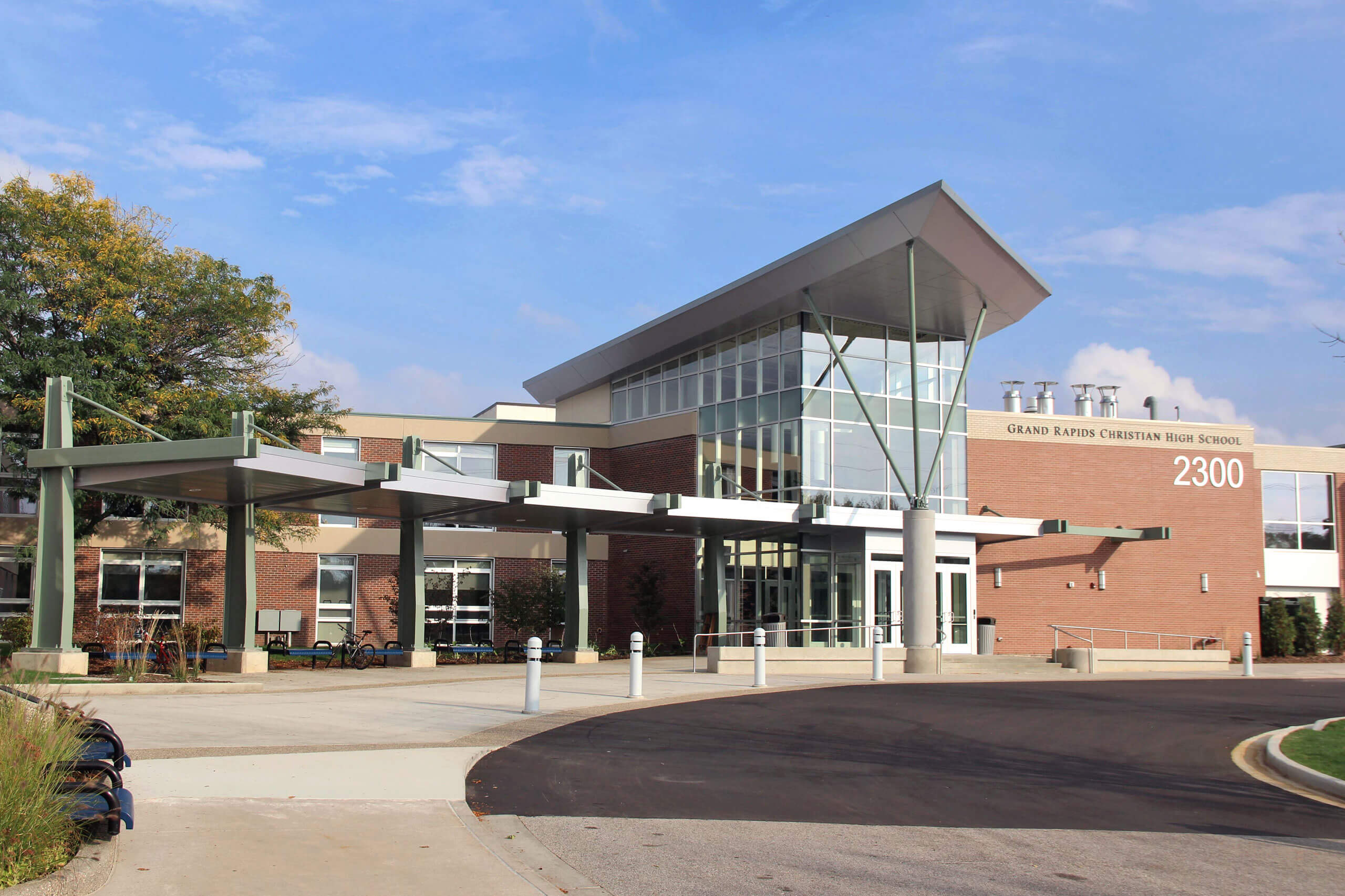 Exterior driveway and entryway of Grand Rapids Christian High School