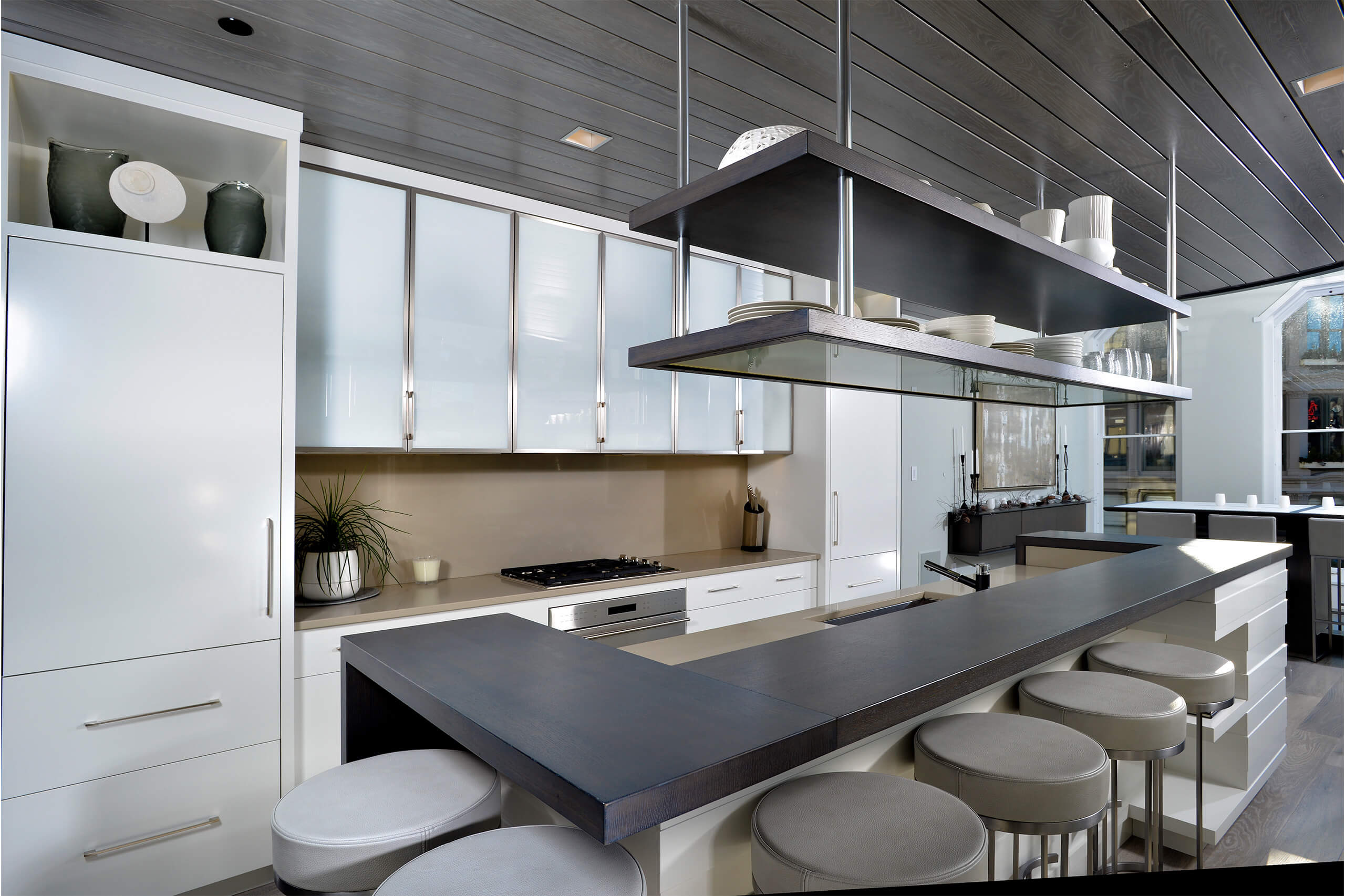 Modern urban kitchen with barstools at a breakfast bar