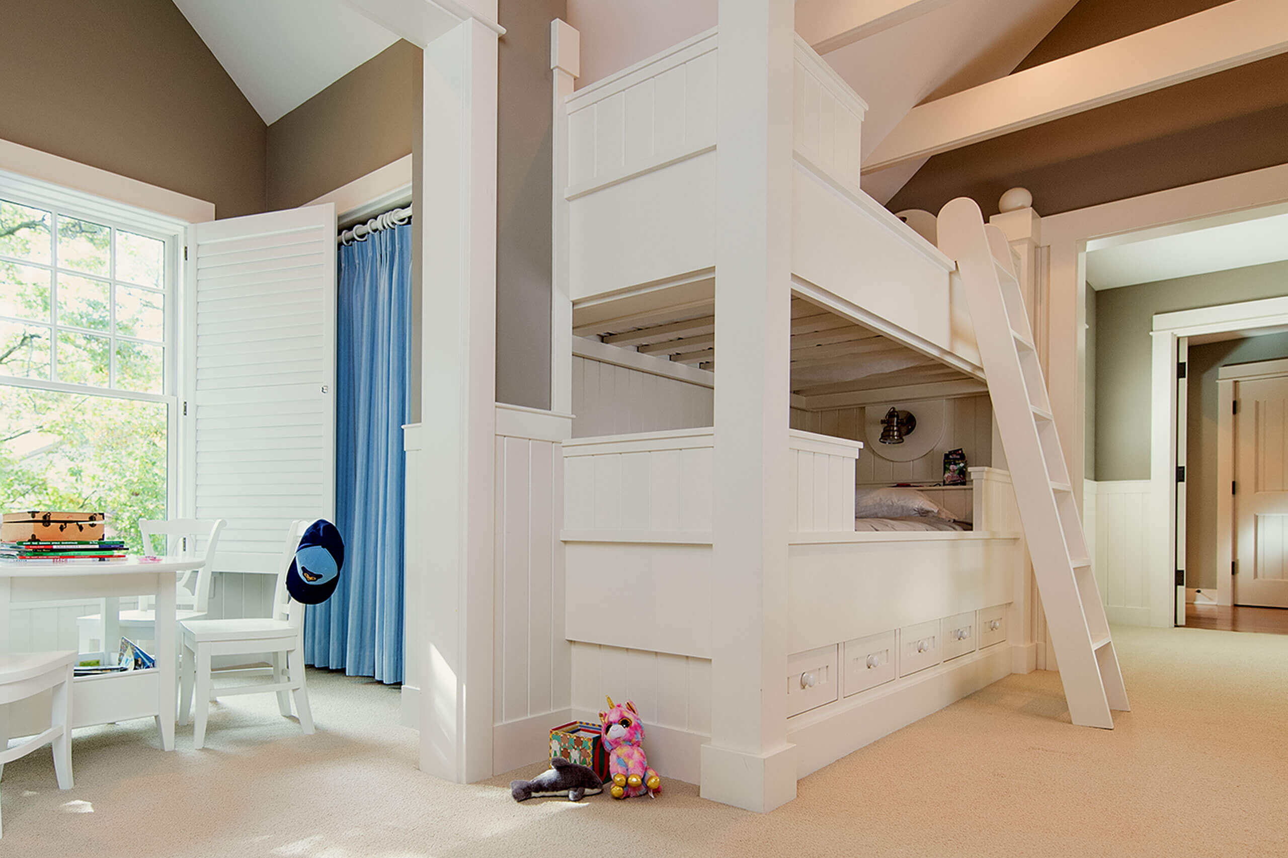 cottage bunkroom with play area